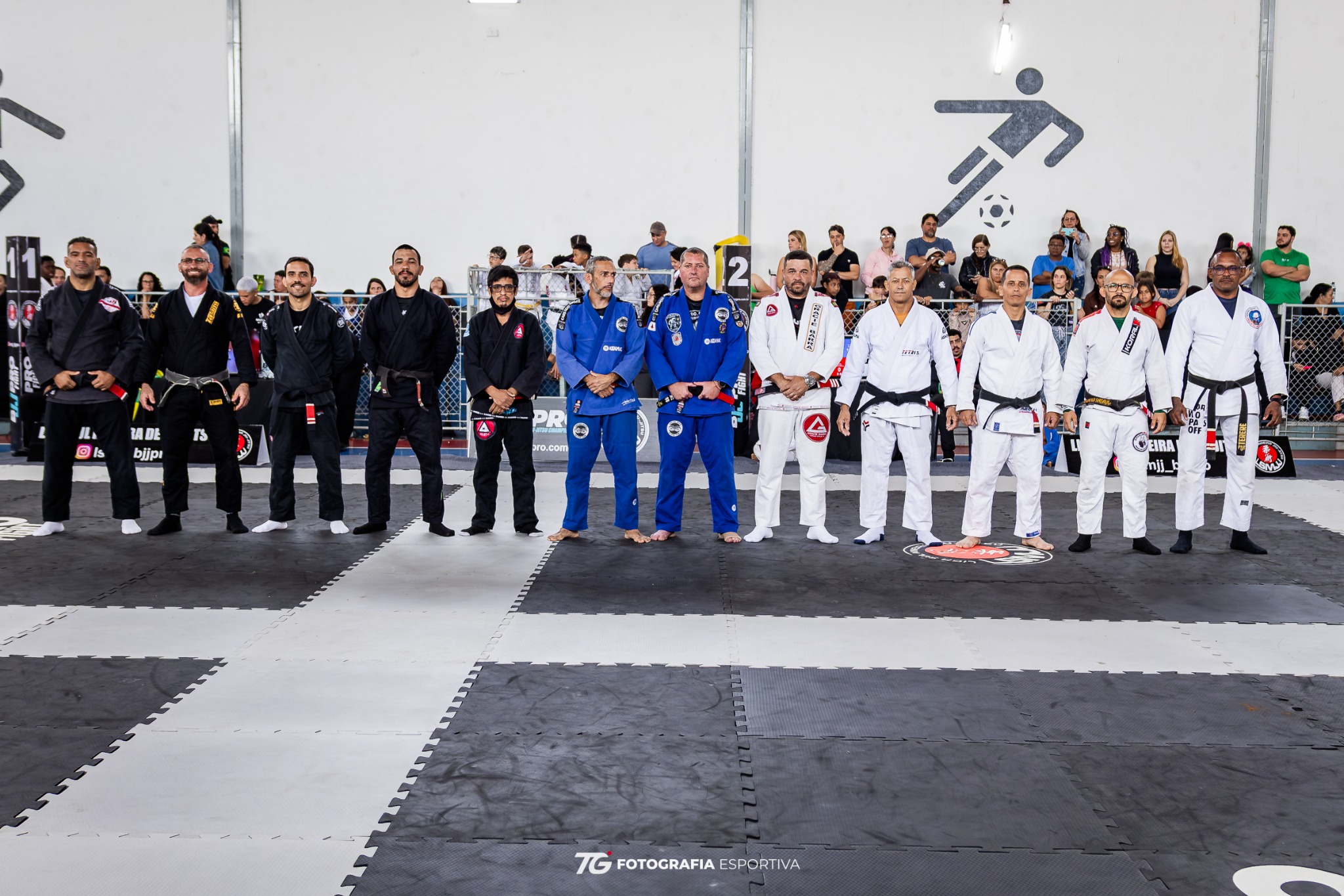 Participantes de quimono reunidos no tatame na 2ª Copa Sul Mineira de Jiu-Jitsu.